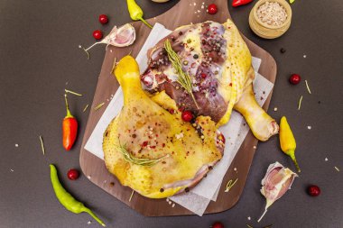 Çiğ ördek bacağı. Geleneksel Fransızcayı hazırlamak için taze Biyolojik malzeme