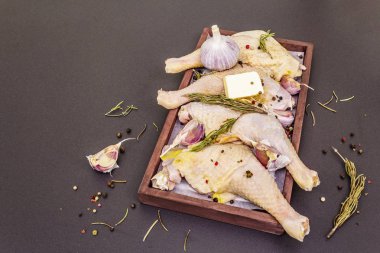 Çiğ tavuk bacağı. Geleneksel yemekleri hazırlamak için taze Biyolojik malzeme.