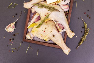 Çiğ tavuk bacağı. Geleneksel yemekleri hazırlamak için taze Biyolojik malzeme.