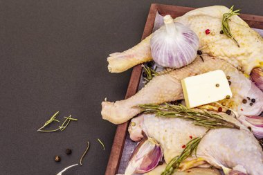 Çiğ tavuk bacağı. Geleneksel yemekleri hazırlamak için taze Biyolojik malzeme.