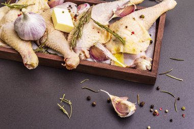 Çiğ tavuk bacağı. Geleneksel yemekleri hazırlamak için taze Biyolojik malzeme.