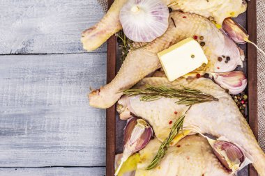 Çiğ tavuk bacağı. Geleneksel yemekleri hazırlamak için taze Biyolojik malzeme.