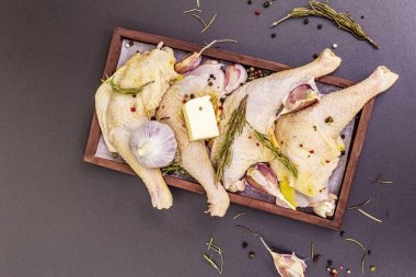 Çiğ tavuk bacağı. Geleneksel yemekleri hazırlamak için taze Biyolojik malzeme.