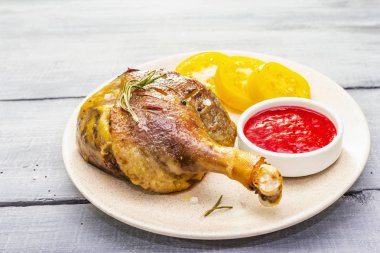 Kızarmış ördek budu. Geleneksel Fransız yemekleri hazırlanıyor