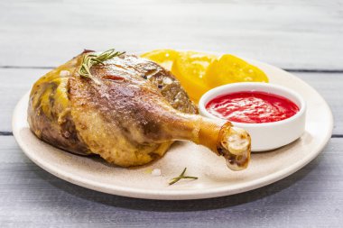 Kızarmış ördek budu. Geleneksel Fransız yemekleri hazırlanıyor