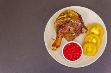 Kızarmış ördek budu. Geleneksel Fransız yemekleri hazırlanıyor