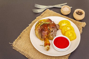 Kızarmış ördek budu. Geleneksel Fransız yemekleri hazırlanıyor