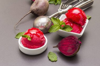 Pancar dondurması, şerbet, dondurma, tatlı krema. Yaz sıhhatli tatlı