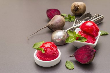 Pancar dondurması, şerbet, dondurma, tatlı krema. Yaz sıhhatli tatlı