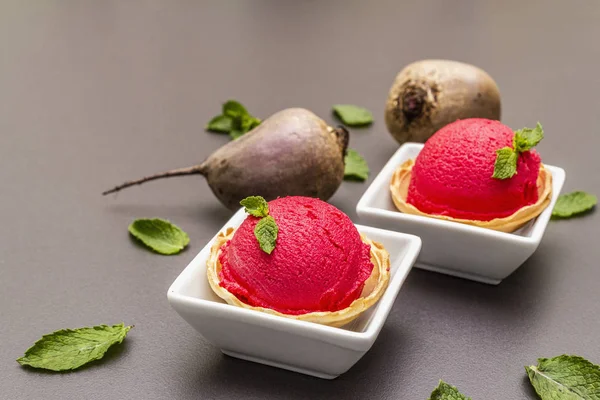 Lody buraczane, sorbet, gelato. Letni zdrowy deser orzeźwiający — Zdjęcie stockowe