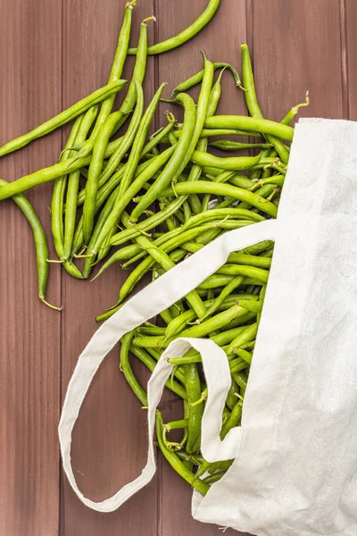 De cowerwt (Vigna unguiculata). Verse lange bonen in herbruikbare katoenen boodschappentas — Stockfoto