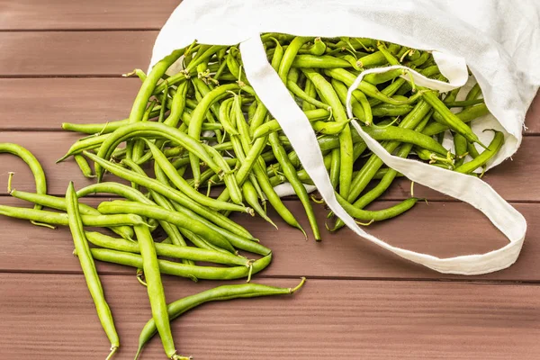 Le niébé (Vigna unguiculata). Haricots longs frais dans un sac en coton réutilisable — Photo