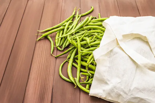 Le niébé (Vigna unguiculata). Haricots longs frais dans un sac en coton réutilisable — Photo