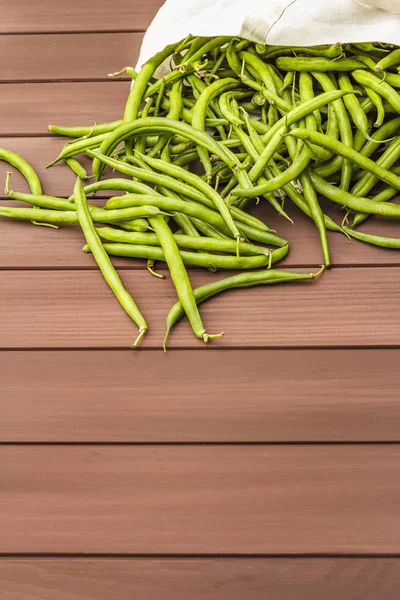 Le niébé (Vigna unguiculata). Haricots longs frais dans un sac en coton réutilisable — Photo