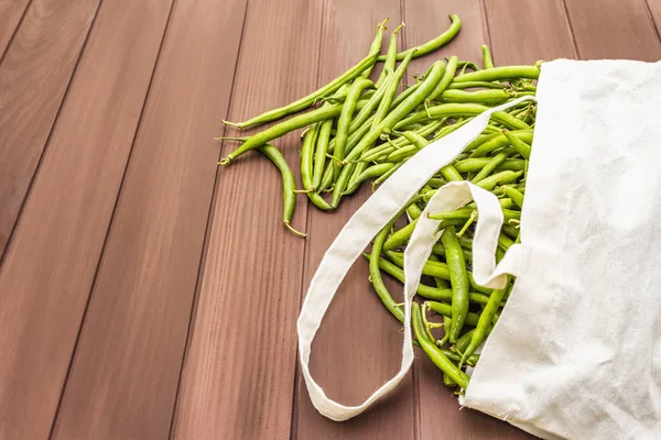 De cowerwt (Vigna unguiculata). Verse lange bonen in herbruikbare katoenen boodschappentas — Stockfoto