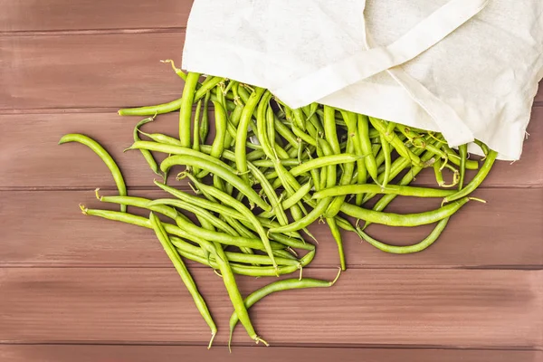 De cowerwt (Vigna unguiculata). Verse lange bonen in herbruikbare katoenen boodschappentas — Stockfoto