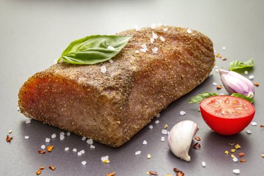 Çiğ domuz filetosu sebzeli, türlü ve otlu.