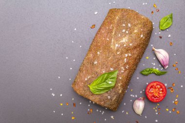 Çiğ domuz filetosu sebzeli, türlü ve otlu.