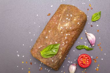 Çiğ domuz filetosu sebzeli, türlü ve otlu.