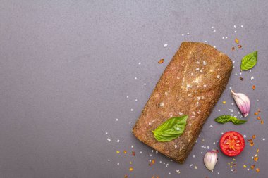 Çiğ domuz filetosu sebzeli, türlü ve otlu.