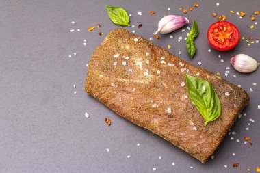 Çiğ domuz filetosu sebzeli, türlü ve otlu.