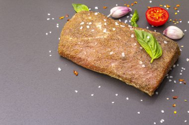 Çiğ domuz filetosu sebzeli, türlü ve otlu.