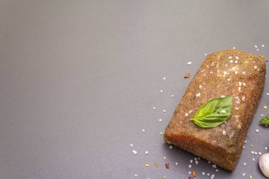 Çiğ domuz filetosu sebzeli, türlü ve otlu.