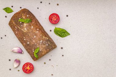 Çiğ domuz filetosu sebzeli, türlü ve otlu.