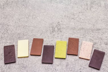 Farklı kakao içerikli çeşitli çikolatalar.