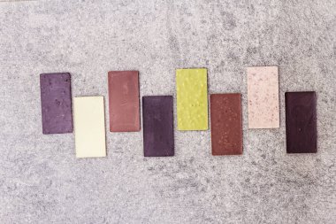 Farklı kakao içerikli çeşitli çikolatalar.