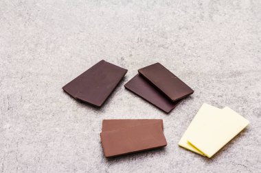 Farklı kakao içerikli çeşitli çikolatalar.