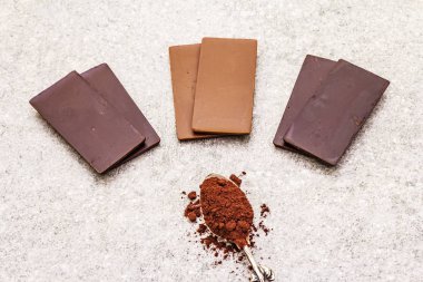 Farklı kakao içerikli çeşitli çikolatalar.