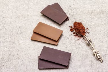 Farklı kakao içerikli çeşitli çikolatalar.