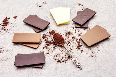 Farklı kakao içerikli çeşitli çikolatalar.