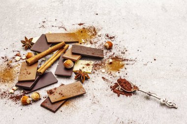 Farklı kakao içerikli çeşitli çikolatalar.