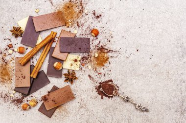 Farklı kakao içerikli çeşitli çikolatalar.