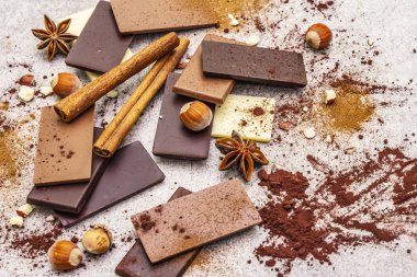 Farklı kakao içerikli çeşitli çikolatalar.