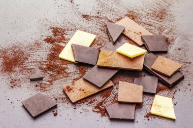 Farklı kakao içerikli çeşitli çikolatalar.