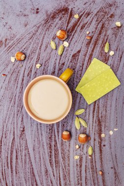 Kahve fincanı, kibrit çayla çikolata, fındık, kakao tozu ve kardamon