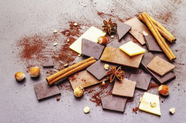 Farklı kakao içerikli çeşitli çikolatalar.