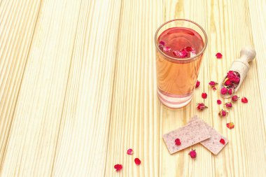 Gül çiçeklerinden yaz ferahlatıcı çay