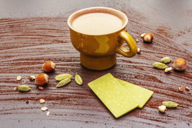 Kahve fincanı, kibrit çayla çikolata, fındık, kakao tozu ve kardamon