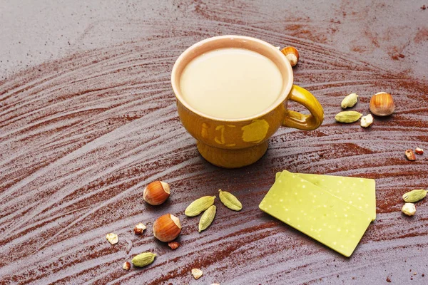 Tasse à café, chocolat au thé matcha, noisettes, cacao en poudre et cardamon — Photo