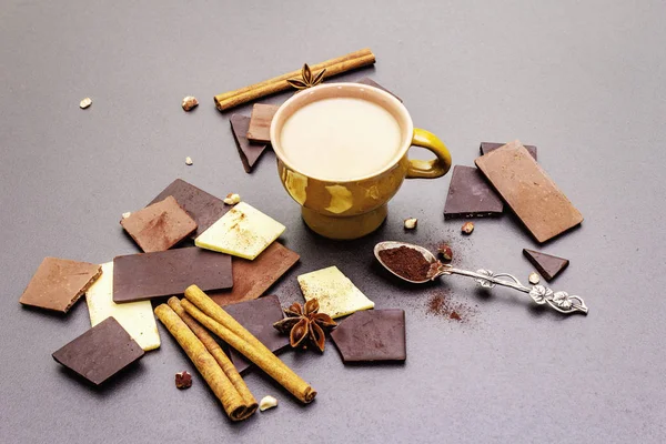 Farklı çikolata çeşitleri ve kahve çeşitleri.