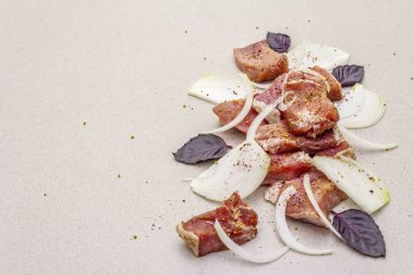 Çiğ domuz omzu doğranmış.