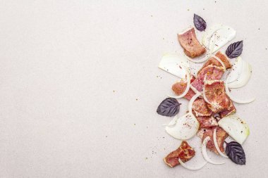 Çiğ domuz omzu doğranmış.