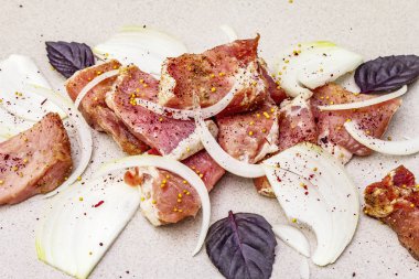 Çiğ domuz omzu doğranmış.