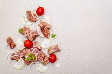 Çiğ domuz omzu doğranmış.