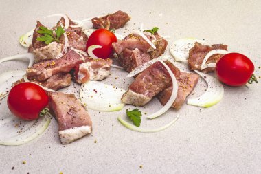 Çiğ domuz omzu doğranmış.