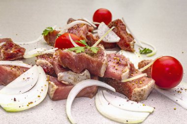 Çiğ domuz omzu doğranmış.